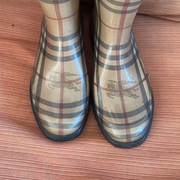 Classic Burberry rain boots - Picture 3 of 6